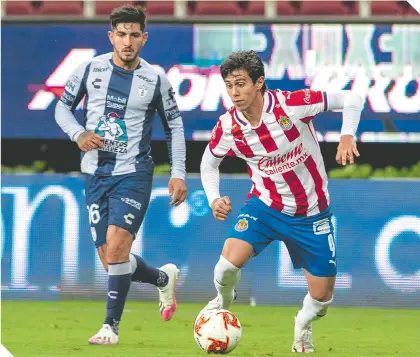  ?? / FOTO: MEXSPORT ?? Macías conduce ante la mirada de Víctor Guzmán, en el toneo anterior.