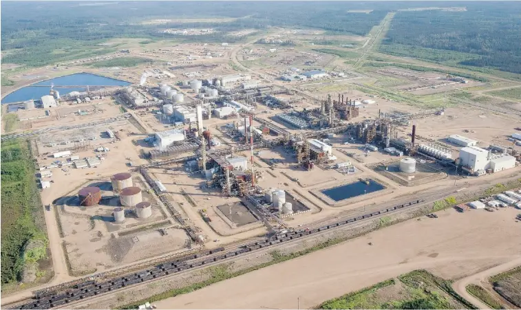  ?? Jeff Mcintosh, THE CANADIAN PRESS ?? A Nexen oilsands facility seen from a helicopter near Fort McMurray. Nexen is being acquired by CNOOC, China’s largest offshore oil producer, in a $15-billion friendly takeover.