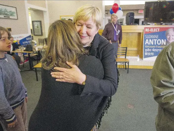  ?? ARLEN REDEKOP ?? Suzanne Anton shares a hug at her headquarte­rs at Fraserview Golf Course, Tuesday. The Liberal incumbent lost the Vancouver-Fraserview riding to the NDP’s George Chow.