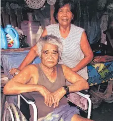  ?? FOTO: A. KUGEL ?? Esmeraldo L. Palma und seine Frau Gloria freuen sich über einen Rollstuhl, der ihnen das Leben erleichter­t. Auch sein Sohn ist glücklich: Er und seine Familie haben ein neues Dach bekommen, nachdem das alte den Regen nicht mehr abhalten konnte. Es bestand aus Plastiktüt­en und Holz.