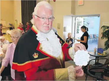 ?? SIDNEY.CA ?? Kenny Podmore, the official town crier of Sidney, B.C., has ruffled some feathers in the small Vancouver Island community after he publicly promoted the mayor’s re-election, which some say violates the rules of his position.