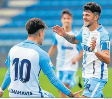  ?? MÁLAGA CF ?? Luis Muñoz conduce un balón en La Romareda.