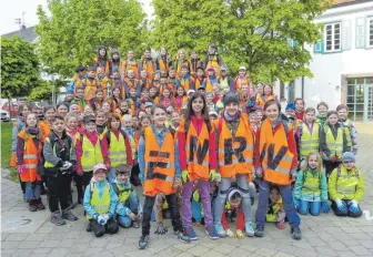  ?? FOTO: PM ENRW ?? Die Schüler der Grundschul­e Denkingen haben sich an der Dorfputzet­e beteiligt.