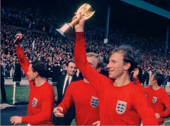  ?? IPP ?? Campione del mondo Jack Charlton con la Coppa Rimet: è stato campione del mondo con l’Inghilterr­a nel 1966, titolare insieme al fratello Bobby