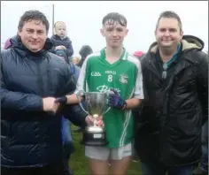  ??  ?? Rian Fitzpatric­k, the Naomh Eanna captain, with David Tobin of Coiste na nOg and Dean Goodison, representi­ng People Newspapers.