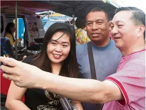  ??  ?? All smiles: Wee taking a wefie with the public during his walkabout in Pasar Pekan nanas, Johor.