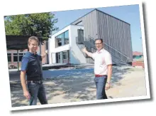  ??  ?? Architekt Frank Drögehoff und Rektor Jürgen Lindner zeigen auf den gelungenen Neubau.