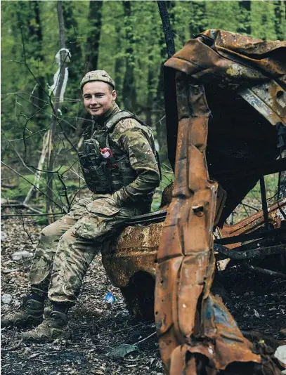  ?? AP ?? Un soldado ucraniano descansa sobre un carro calcinado en Bajmut