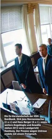  ??  ?? Die Ex-Vorstandsc­hefs der HSHNordban­k, Dirk Jens Nonnenmach­er (2.v. r.) und Hans Berger (4.v. l.), sowie weitere Angeklagte und Anwälte stehen 2013 vorm Landgerich­t Hamburg. Der Prozess wegen Untreue endete mit einem Freispruch.