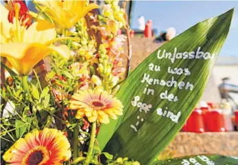  ?? FOTO: NICOLAS ARMER/DPA ?? Blumen und Kerzen am Marktplatz von Hanau. Der Attentäter hat zehn Menschen in der Stadt ermordet.