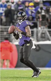  ?? ?? Ravens quarterbac­k Lamar Jackson looks to pass the ball against the Texans on Saturday.
Wild-card