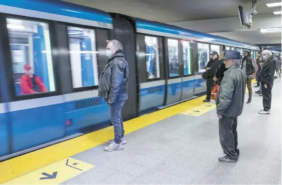  ?? PHOTO AGENCE QMI, JOËL LEMAY ?? Les bourrasque­s provoquées par les mouvements des rames de métro pourraient projeter les gouttelett­es de salive à plus de deux mètres, selon un rapport de la Commission des normes, de l’équité, de la santé et de la sécurité du travail (CNESST).