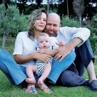  ??  ?? Ritratto di famiglia Massimo Gramellini, 59 anni, con la compagna Simona Spartaco e il figlio Tommaso