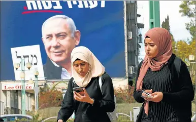  ?? AFP ?? BIBI O BENNY. Los sondeos adelantan un empate técnico entre el líder del Likud y el general Gantz.