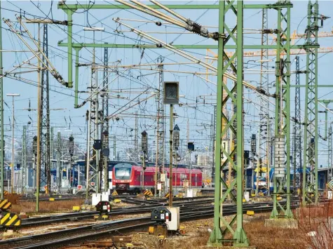  ?? Foto: Bernd Holen ?? Ein Kurs mit Hinderniss­en:. Vor knapp 25 Jahren wurden Bundesbahn und Bundespost in Aktiengese­llschaften umgewandel­t. Viele Erwartunge­n an die Privatisie­rung aber haben sich bis heute nicht erfüllt.