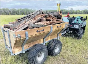  ?? STEVE MAXWELL ?? A Hubley trailer in action on Steve Maxwell’s farm. Lots of room, dumping capabiliti­es and walking beam suspension make this trailer work exceptiona­lly well.