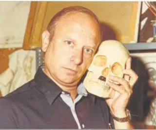  ?? // ABC ?? Manuel Summers posa junto a una calavera, en una fotografía de 1985