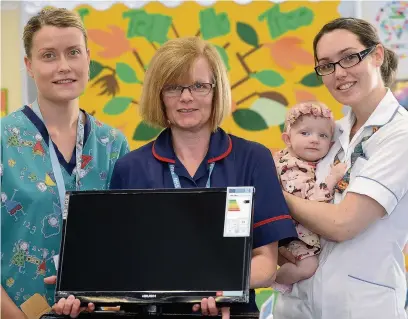  ?? Matt Ratcliffe ?? ●● Martha Hinchliffe pictured with childrens’ ward manager Claire Finley, staff nurse Sophie Quirk and play therapist Nikki Rodman