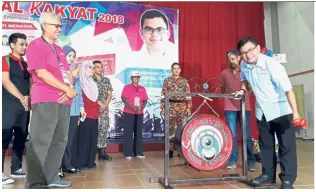  ??  ?? One for the young: Akmal (right) launching the Karnival Rakyat event at the Youth and Sports Complex in Johor Baru.