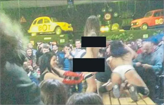  ??  ?? Al ver el cariz que tomaba el show (arriba, una imagen de vídeo), el responsabl­e del local lo cortó en los primeros minutos, según dice