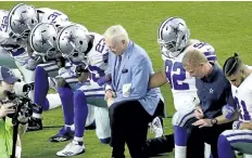  ?? MATT YORK/THE ASSOCIATED PRESS ?? The Dallas Cowboys, led by owner Jerry Jones, centre, take a knee prior to the national anthem before a game earlier this week in Glendale, Ariz.