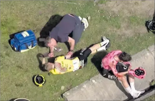  ?? ?? Jonas Vingegaard, tendido en el suelo tras su caída el pasado jueves en la cuarta etapa de la Itzulia junto a Sean Quinn (de rosa).