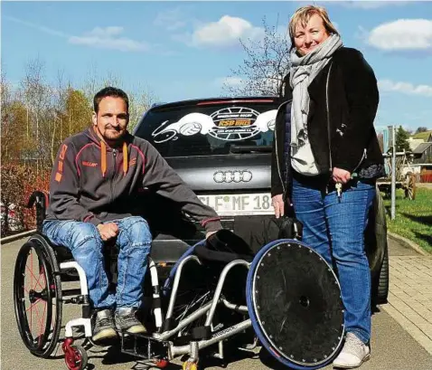  ??  ?? Michael Fischer mit seinem neuen Rugby-Rollstuhl und seiner Chefin Manuela Spahn. Das teure Sportgerät konnte sich der Cursdorfer durch die Unterstütz­ung mehrerer Sponsoren aus der Region leisten. Jetzt geht er damit auf Torejagd. Foto: Norbert...