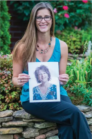  ?? WILLIAM HARVEY/RIVER VALLEY & OZARK EDITION ?? Amy Lasseigne of Maumelle holds a photograph of her mother, Suzanne Holland, who died in 2016 of ovarian cancer. Lasseigne and her mother, along with two other women, founded the Arkansas Ovarian Cancer Coalition in 2009 to bring awareness to the...