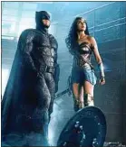  ??  ?? Ben Affleck et Gal Gadot dans les rôles de Batman et Wonder Woman.