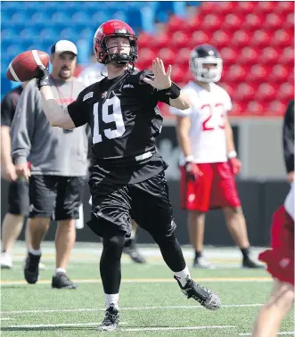  ?? COLLEEN DE NEVE/ CALGARY HERALD ?? Stampeders quarterbac­k Bo Levi Mitchell looks downfield for a receiver during practice on Wednesday. He says the team’s early- season offensive struggles are nothing to worry about.