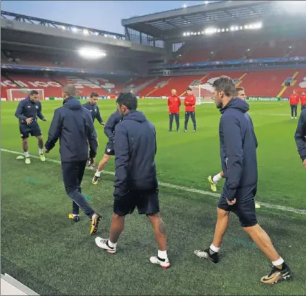  ??  ?? ESTADIO MÍTICO. La plantilla del Sevilla se entrenó ayer por la tarde en el histórico Anfield y está preparada para frenar al L