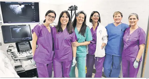  ?? M.G. ?? Profesiona­les del servicio de Aparato Digestivo del Hospital Juan Ramón Jiménez que han llevado a cabo esta técnica.