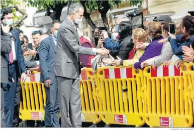  ?? LOURDES DE VICENTE ?? El Rey Felipe saluda a algunos sanlqueños en la plaza del Cabildo.