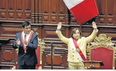  ?? EFE ?? Dina Boluarte saluda tras ser nombrada como la primera presidenta de Perú, ayer en Lima.