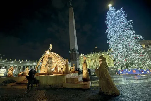  ?? (foto Afp) ?? Luci accese sull’albero di Natale e nel presepe in piazza San Pietro ieri sera