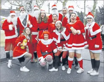  ??  ?? Pourquoi tous ces Père-noël dans les rues de St Nicolas ?