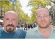  ?? FOTO: MATTIAS MÄCHS/TT ?? Barcelonab­orna Norbert Vivancos, 40, och Lucas Santos, 39, på Las Ramblas för att hedra offren i terroratta­cken.