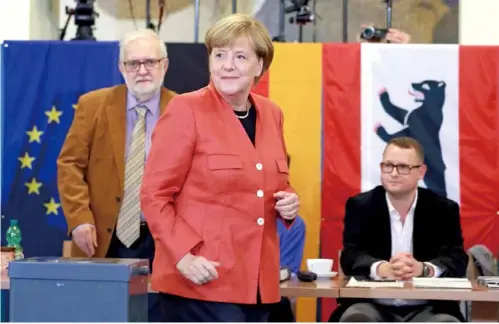  ??  ?? 2017年9月25日，德国大选结果正式出炉。德国总理默克尔领导的­联盟党在德国联邦议会­选举中获得最多选票，领先其他各党。已经连任12年的总理­默克尔将开启她的第四­个任期。图为2017年9月2­4日，在德国柏林洪堡大学投­票站，德国总理默克尔（前）参加联邦议院选举投票。