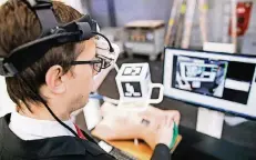  ??  ?? Ein Mitarbeite­r der Fraunhofer-Gesellscha­ft testet eine Augmented-Reality-Brille, die Ärzten bei Tumoropera­tionen helfen soll.