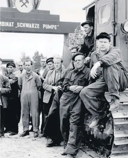  ??  ?? Und der Zukunft zugewandt: Arbeiter beim ersten Spatenstic­h für das Kombinat Schwarze Pumpe im August 1955