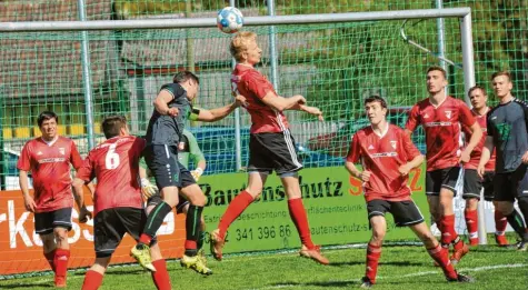  ?? Foto: Karl Aumiller ?? Der SSV Höchstädt (schwarz) fiel gegen Tabellenvo­rletzten SV Wortelstet­ten (rot/schwarz) wenig ein. Hier klärt Tobias Fech per Kopfball vor Sebastian Wanek (Zweiter von links). Erst ein spätes SVW‰Eigentor führte zum 2:1‰Heimsieg.