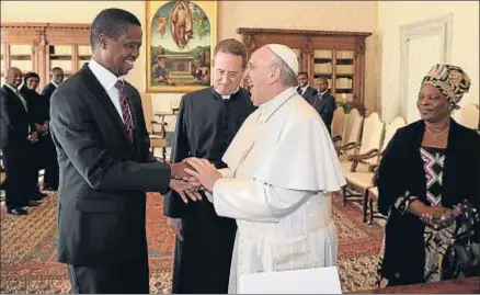  ?? ALBERTO PIZZOLI / AP ?? El papa Francisco recibió ayer en el Vaticano al presidente de Zambia, Edgar Lungu