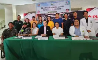  ?? ?? SMART HOSPITAL. Officials and representa­tives from the Parañaque City LGU, OSPAR, and PLDT Enterprise come together for the ceremonial signing of their partnershi­p.