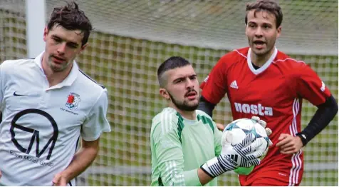  ?? Foto: Georg Fischer ?? Hier packt Höchstädts Torwart Arbonor Nimanaj noch sicher vor Wertingens Angreifer Martin Winkler (links) zu, wenig später erzielte der TSV Stürmer die 1:0 Führung. Rechts im Hintergrun­d SSV Spieler Andreas Schnell.