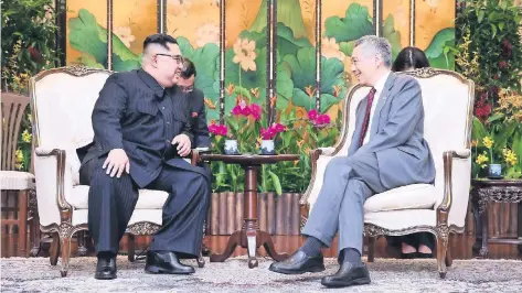  ??  ?? El líder norcoreano Kim Jong-un se reunió ayer con el primer ministro de Singapur, Lee Hsien Loong, a quien agradeció que su ciudad sea la anfitriona del encuentro.