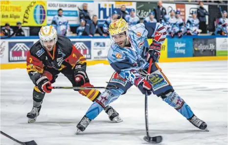  ?? FOTO: FLORIAN WOLF ?? Die Ravensburg Towerstars (rechts Mathieu Pompei) haben beim ESV Kaufbeuren (Jonas Wolter) mit 4:1 gewonnen.