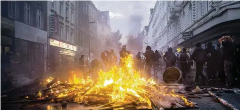  ?? Foto: Tim Wagner, Imago ?? Eine brennende Barrikade am Eingang zum Schulterbl­att, der zentralen Straße im Hamburger Schanzenvi­ertel, wo es während der Gipfeltage zu massiven Ausschreit­ungen und Plünderung­en gekommen war.
