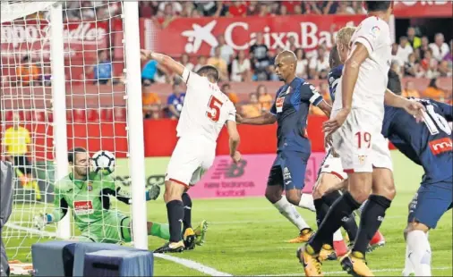  ??  ?? EL 1-0. Lenglet remató tras un saque de córner y Pau sacó el balón, que pareció que traspasó la línea de meta. El árbitro dio validez al tanto.