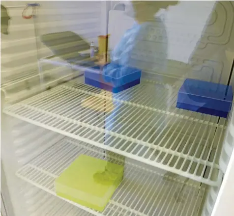  ?? Fotos: Matthias Becker ?? Der Kühlschran­k des Kemptener Impfzentru­ms ist schon wieder so gut wie leer.