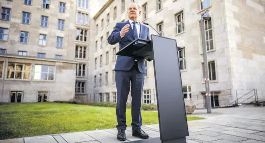  ?? DPA-BILD: KAPPELER ?? Pressekonf­erenz im Freien: Finanzmini­ster Olaf Scholz spricht vom „großen Tag europäisch­er Solidaritä­t“.